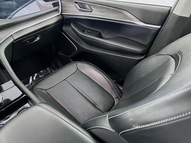 Photo of 2022 Silver Zynith Jeep Grand Cherokee L