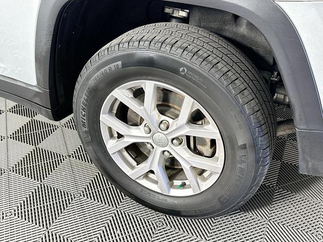 Photo of 2022 Silver Zynith Jeep Grand Cherokee L