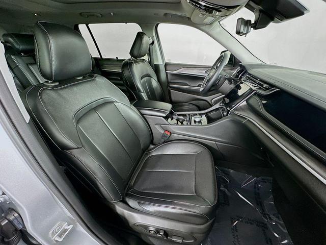 Photo of 2022 Silver Zynith Jeep Grand Cherokee L