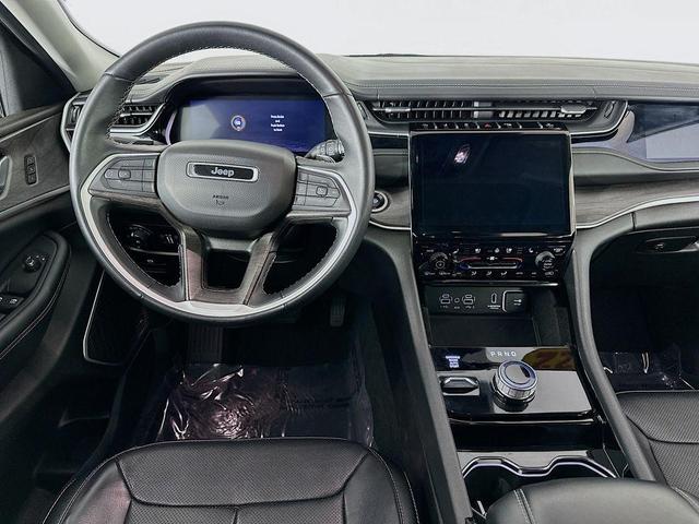 Photo of 2022 Silver Zynith Jeep Grand Cherokee L