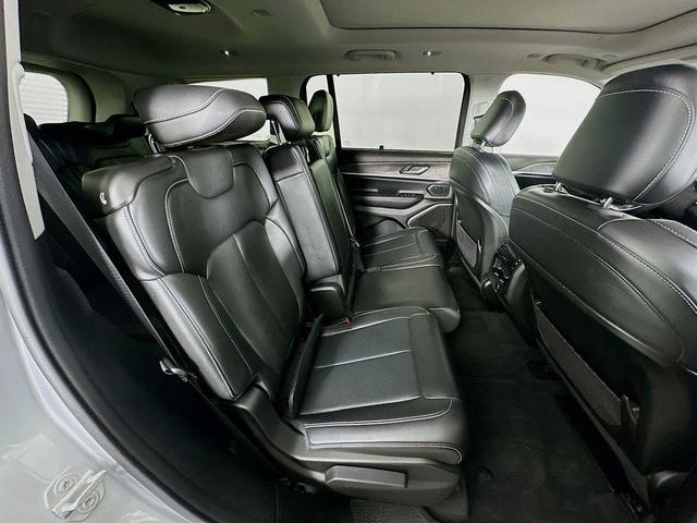 Photo of 2022 Silver Zynith Jeep Grand Cherokee L
