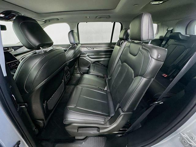 Photo of 2022 Silver Zynith Jeep Grand Cherokee L