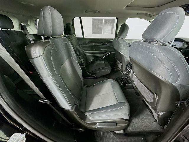 Photo of 2022 Diamond Black Jeep Grand Cherokee L