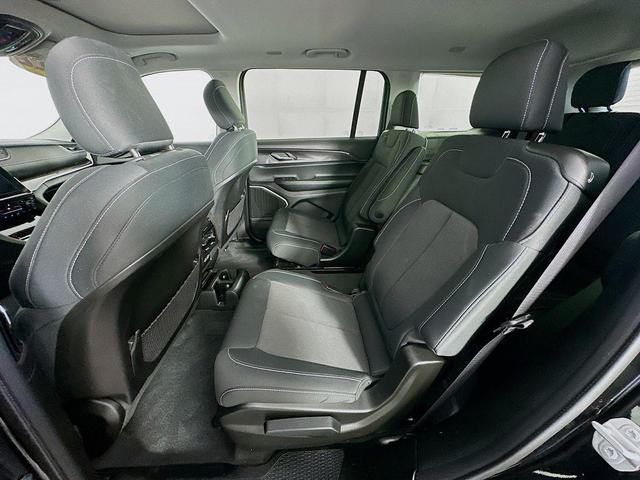 Photo of 2022 Diamond Black Jeep Grand Cherokee L