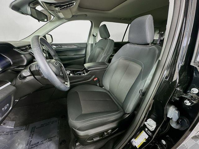 Photo of 2022 Diamond Black Jeep Grand Cherokee L