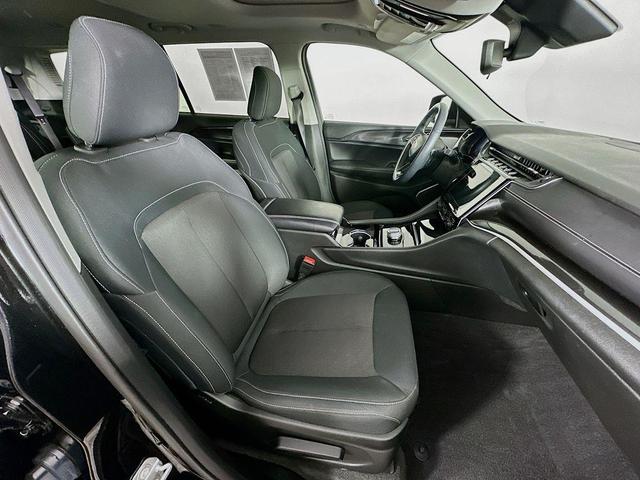 Photo of 2022 Diamond Black Jeep Grand Cherokee L