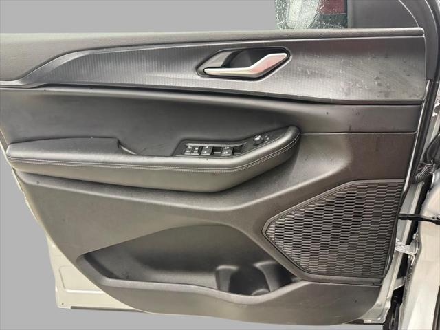Photo of 2024 Silver Zynith Jeep Grand Cherokee L