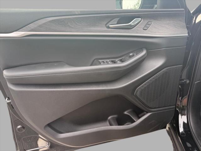 Photo of 2025 Diamond Black Crystal Pearlcoat Jeep Grand Cherokee L