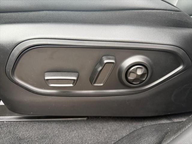 Photo of 2025 Diamond Black Crystal Pearlcoat Jeep Grand Cherokee L