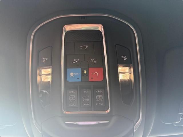 Photo of 2025 Diamond Black Crystal Pearlcoat Jeep Grand Cherokee L