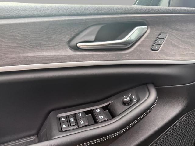 Photo of 2025 Diamond Black Crystal Pearlcoat Jeep Grand Cherokee L