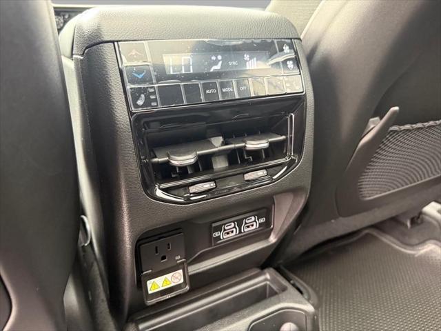 Photo of 2025 Diamond Black Crystal Pearlcoat Jeep Grand Cherokee L