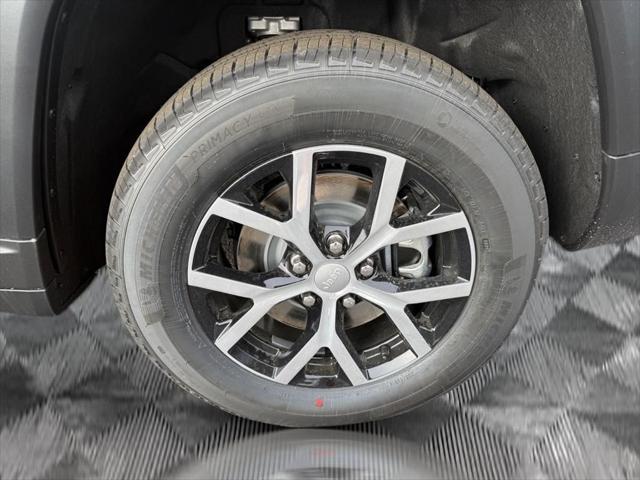 Photo of 2025 Diamond Black Crystal Pearlcoat Jeep Grand Cherokee L