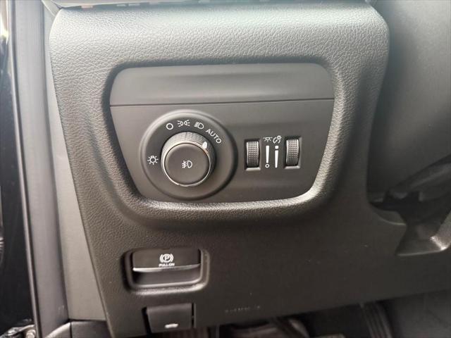 Photo of 2025 Diamond Black Crystal Pearlcoat Jeep Grand Cherokee L