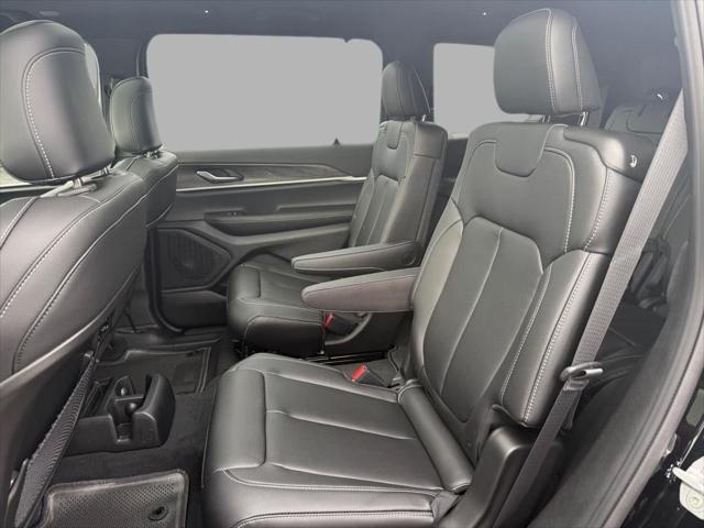 Photo of 2025 Diamond Black Crystal Pearlcoat Jeep Grand Cherokee L