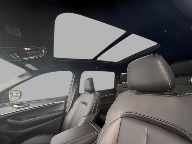 Photo of 2025 Diamond Black Crystal Pearlcoat Jeep Grand Cherokee L