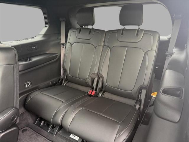 Photo of 2025 Diamond Black Crystal Pearlcoat Jeep Grand Cherokee L
