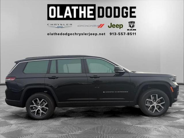 Photo of 2025 Diamond Black Crystal Pearlcoat Jeep Grand Cherokee L