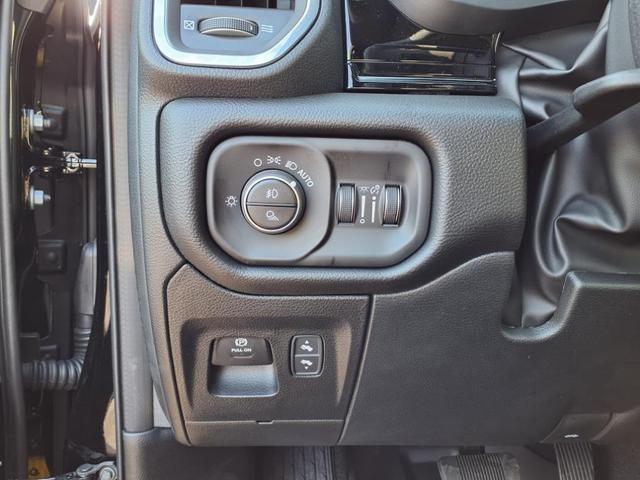 Photo of 2026 Diamond Black Crystal Pearlcoat RAM 1500