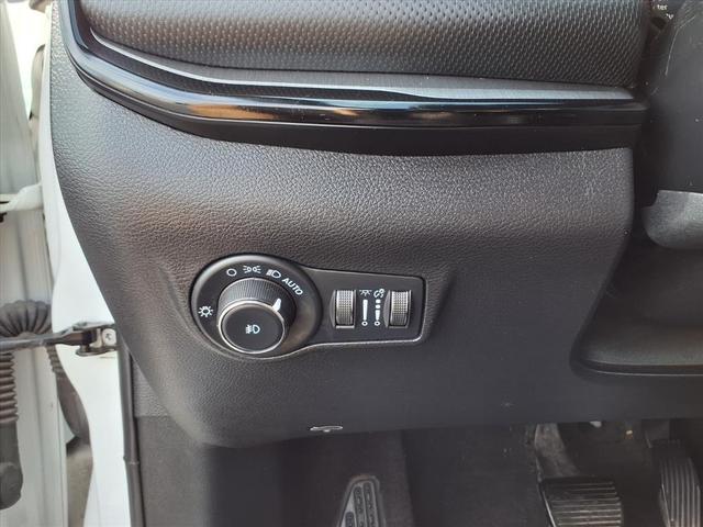 Photo of 2023 Bright White Clearcoat Jeep Compass