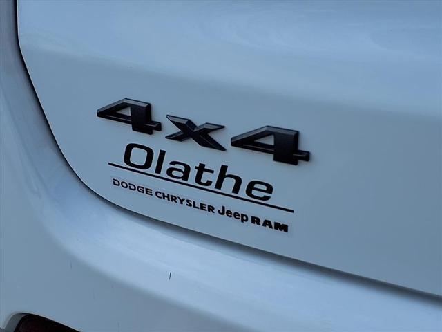 Photo of 2023 Bright White Clearcoat Jeep Compass