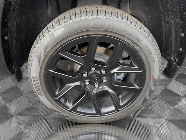 Photo of 2025 Diamond Black Crystal Pearlcoat RAM 1500
