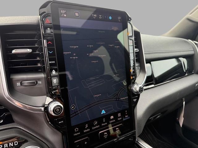 Photo of 2025 Diamond Black Crystal Pearlcoat RAM 1500