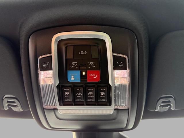 Photo of 2025 Diamond Black Crystal Pearlcoat RAM 1500