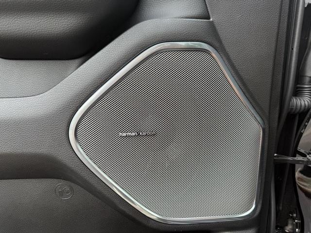 Photo of 2025 Diamond Black Crystal Pearlcoat RAM 1500