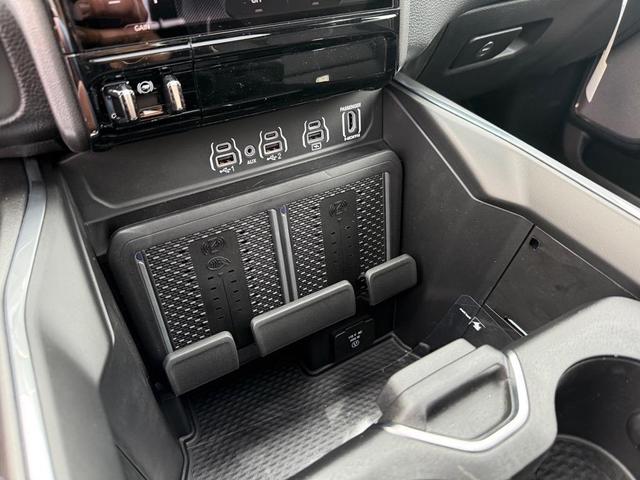 Photo of 2025 Diamond Black Crystal Pearlcoat RAM 1500