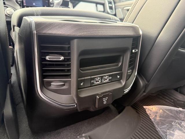 Photo of 2025 Diamond Black Crystal Pearlcoat RAM 1500