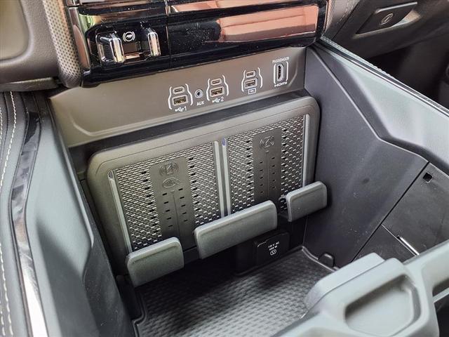 Photo of 2026 Diamond Black Crystal Pearlcoat RAM 1500