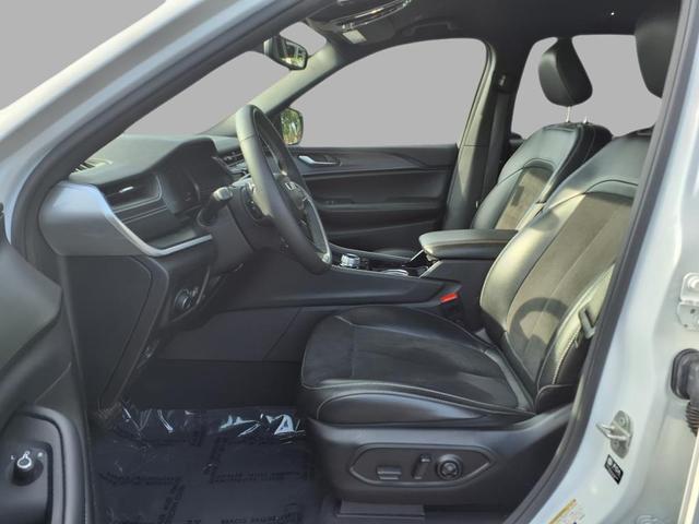 Photo of 2023 Bright White Clearcoat Jeep Grand Cherokee L