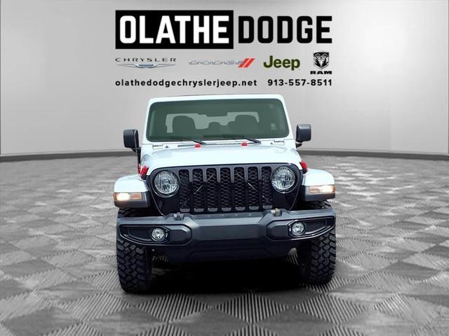 Photo of 2021 Bright White Clearcoat Jeep Gladiator