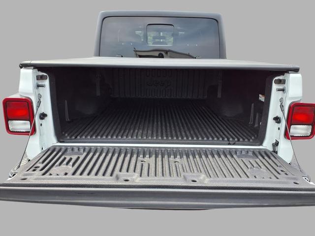 Photo of 2021 Bright White Clearcoat Jeep Gladiator