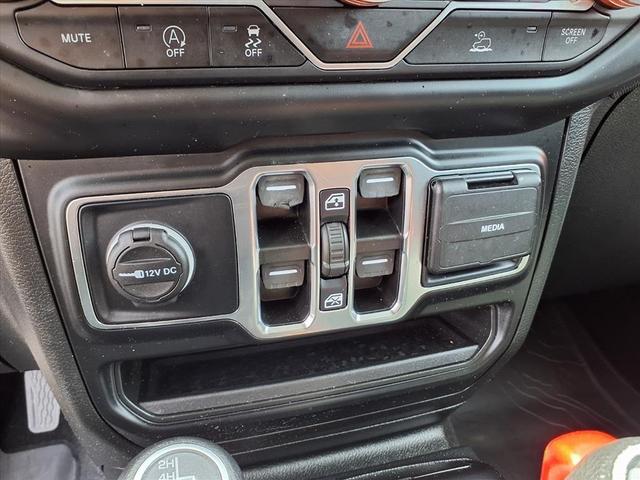 Photo of 2021 Bright White Clearcoat Jeep Gladiator