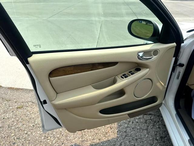 Photo of 2005 White Onyx Jaguar X-Type