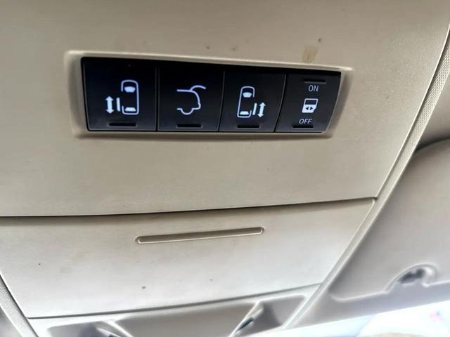 Photo of 2013 TAN Chrysler Town & Country