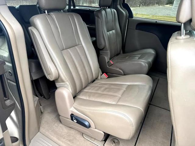 Photo of 2013 TAN Chrysler Town & Country