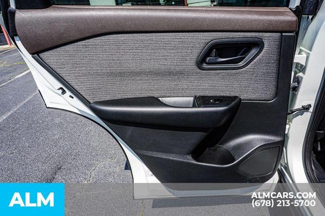 Photo of 2023 Glacier White Nissan Rogue