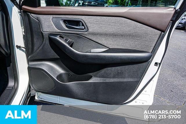 Photo of 2023 Glacier White Nissan Rogue
