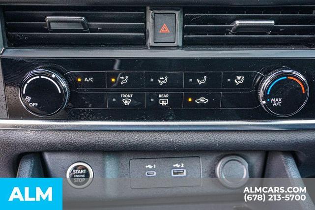 Photo of 2023 Glacier White Nissan Rogue