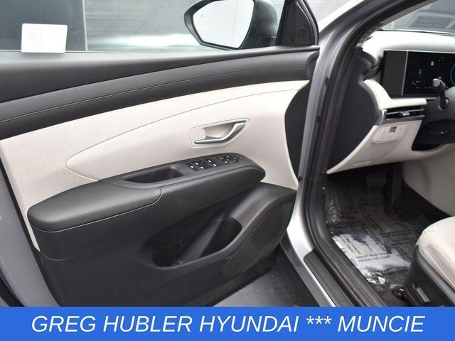 Photo of 2025 Shimmering Silver Hyundai TUCSON Hybrid