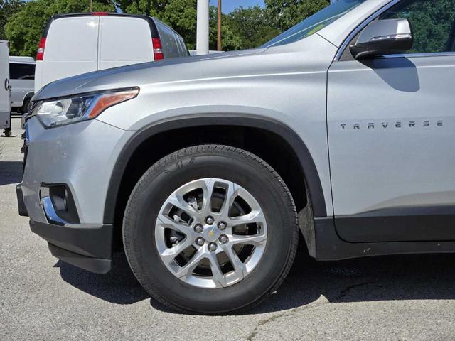 Photo of 2021 Silver Ice Metallic Chevrolet Traverse