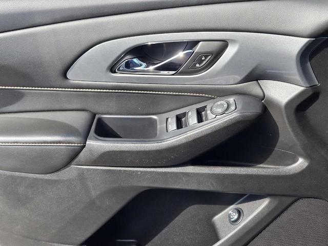 Photo of 2021 Silver Ice Metallic Chevrolet Traverse