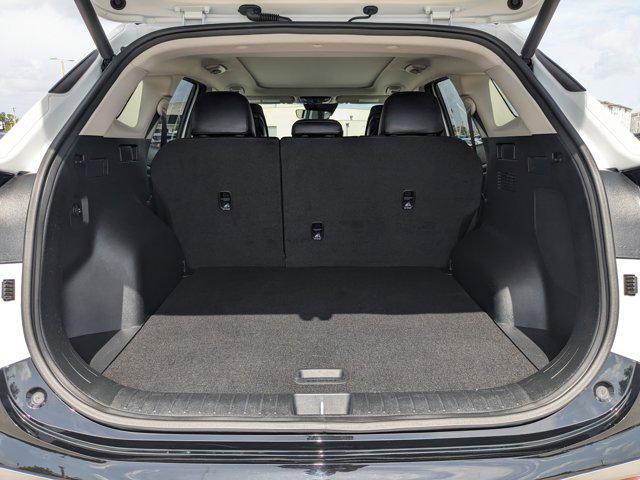 Photo of 2024 Glacial White Pearl Kia Sportage