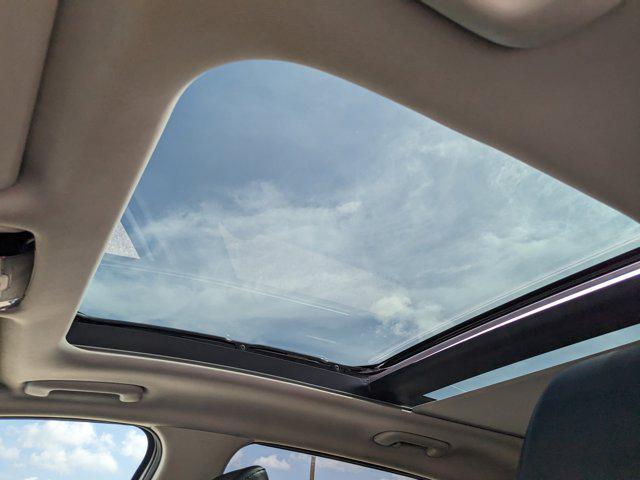 Photo of 2024 Glacial White Pearl Kia Sportage