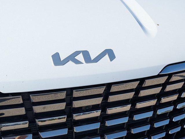 Photo of 2024 Snow White Pearl Kia Carnival