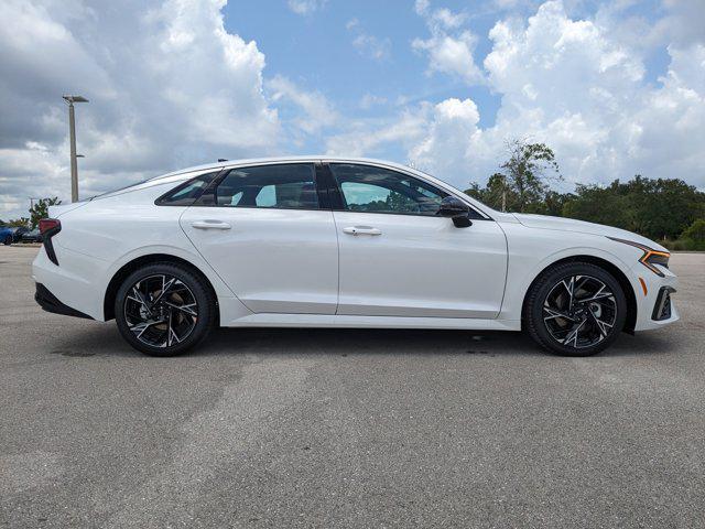 Photo of 2025 White Pearl Kia K5