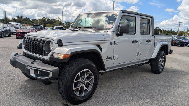 Photo of 2024 Silver Zynith Clearcoat Jeep Gladiator